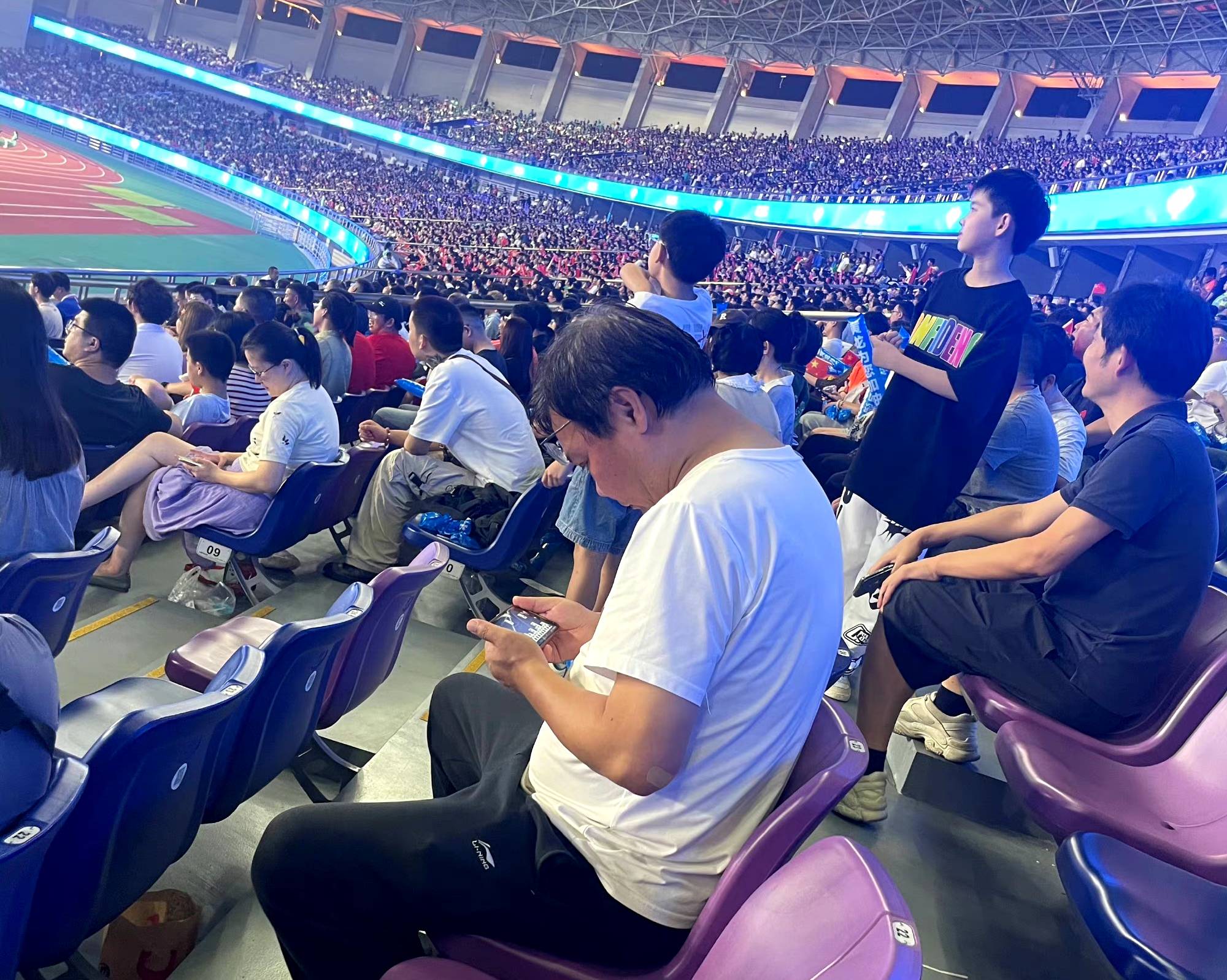 精彩的足球比赛，现场观众尖叫不断的简单介绍